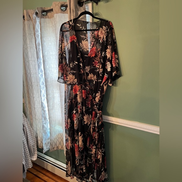 City Chic size 24 wrap dress black with floral pattern. No tags but never worn - Picture 5 of 8